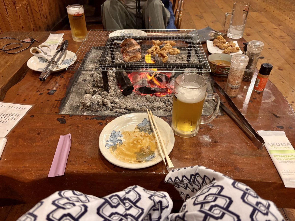 O_wako's tweet photo. 今日はアラカルトで炭火焼をオーダーする宿…ホルモン生ビールから🤎 https://t.co/sEoyNUjS1E