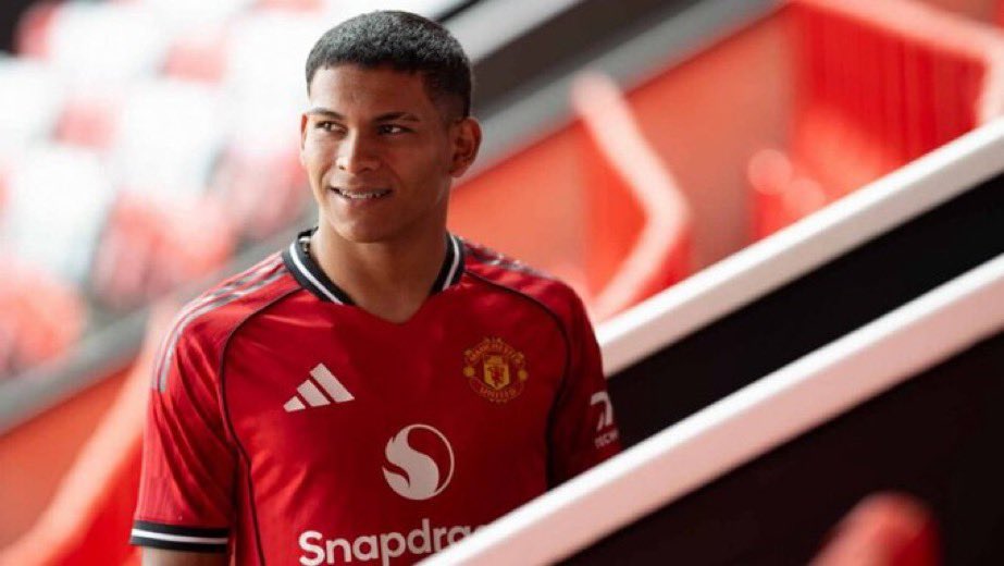 utdreport's tweet photo. Diego León’s agent Renato Bittar:

"If there isn’t a plan to break into the first team between December and January, we’ll look for a way out for him. A loan somewhere where he can compete, get playing time, and return to Manchester.

The Championship is an option, as are other European leagues, but we don’t want to leave here. He’s performing well with the U21 team, he’s training well, and his physical condition is excellent." [@ABCDeportes via @Sport_Witness]