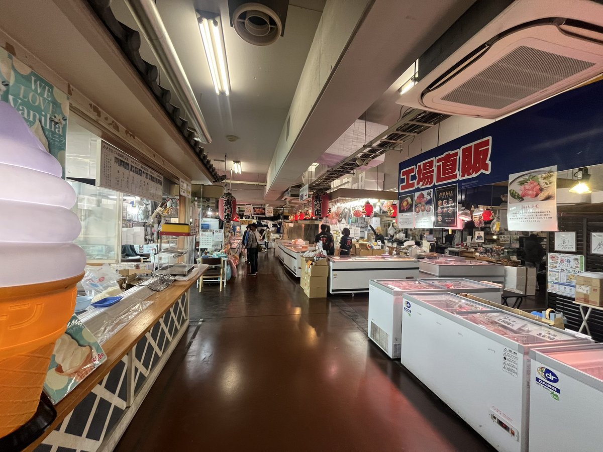 wringbeans's tweet photo. 打ち合わせついでに三崎にあるゆらりっていう直売施設に寄り道🚙

マグロ🐟🍣がいっぱい🈵

危うく色々買ってしまうところだったけど、午後も外歩きで解けちゃうから断念した…😭

マグロの胃も売ってた🐟 https://t.co/LdatQt4Jv3
