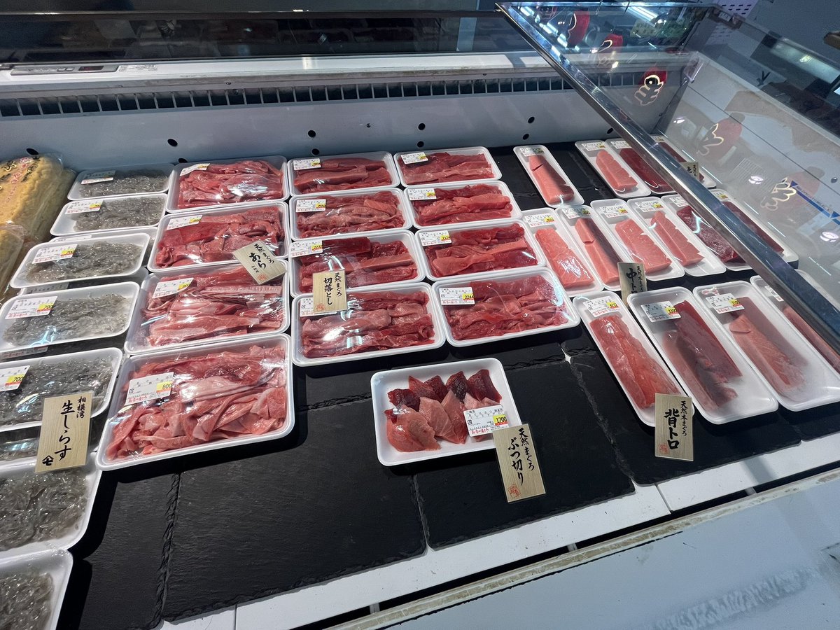 wringbeans's tweet photo. 打ち合わせついでに三崎にあるゆらりっていう直売施設に寄り道🚙

マグロ🐟🍣がいっぱい🈵

危うく色々買ってしまうところだったけど、午後も外歩きで解けちゃうから断念した…😭

マグロの胃も売ってた🐟 https://t.co/LdatQt4Jv3