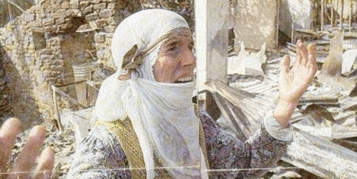 tesvikiyecamii's tweet photo. lice katliamının üzerinden 33 yıl geçti. “pkk ilçeyi bastı” denilerek yapılan saldırıda aralarında dördü çocuk, biri bebek ve iki askerin de olduğu 16 insan öldürüldü, bunlardan biri general bahtiyar aydın’dı. evlerden iş yerlerine, camilere varana dek her yer yakılıp yıkıldı.

general bahtiyar aydın’ın suikaste uğradığı lice’de dönemin emniyet müdürleri, mülki idare yetkilileri, devletin resmi açıklamalarını hep yalanladı. “zırhlı araçlarla camiye dalış yaptık, ateşe tuttuk, ölü ya da sağ hiçbir terörist bulamadık.” diyordu emniyet müdür vekili mustafa özkan.

lice emniyet müdür vekili özkan 2012 yılındaki ifadesinde; “olaydan sonra kaymakam bey ile bu konuları çok konuştuk. ‘bahtiyar paşa komando bölüğü bahçesinde iken dağdan ateş edilip de nasıl öldürülür? ilçede akşama kadar çatışma olur da hiçbir pkk’lı nasıl ele geçirilemez’ diye aramızda konuşmuştuk, bu durumu garip karşılamıştık.” diyordu.

1993’te gerçekleşen katliam ancak 20 yıl sonra, zamanaşımına bir gün kala iddianameye dönüşmüş, tek bir kişinin tutuksuz yargılandığı dava beraatle sonuçlanmıştı. lice katliamı mağdurlarının avukatı tahir elçi 2013’te gizlenen faillere isyan ediyor ve ekliyordu: “16 kez müebbet hapis cezası alması gereken sanıkların tutuksuz yargılanması anlaşılır gibi değildir.”

lice’de yaşanan katliamın sorumlularıyla ilgili alışılageldiği üzere etkin bir soruşturma yürütülmedi, tersine üzeri örtüldü. “pkk ilçeyi bastı, yakıp yıktı” denilen saldırıda ne tek bir pkk üyesi ölü veya sağ bulundu ne de çatışma olduğuna dair en ufak bir bulguya rastlandı. cumhuriyet savcısı osman coşkun hazırladığı iddianamede “aradan geçen 20 yıla rağmen saldırıya katıldığı tespit edilen örgüt mensubu olmamıştır” diyordu.

mağdur yakınları, türk mahkemelerinde adalet arayışlarında sonuç alamadığı için avrupa insan hakları mahkemesi'ne başvurmuştu. saldırı ve ölümlerden örgütü sorumlu tutan devlet ise o gün aihm’in vereceği karar öncesi ailelerle barışma yollarını deniyordu.

dava aihm’de karar aşamasındayken, türkiye karara bağlanmasını engellemek için ailelere “dostane çözüm” (friendly settlement) önermiş, 16 insanın yaşamını yitirdiği katliam davasında 247 mağdur için 2 milyon 500 bin sterlin ödeyerek davayı kapatmıştı.

günün sonunda 16 insanın hayatını kaybettiği katliamda tek bir kamu görevlisi, güvenlik personeli ceza almamış, devlet için “kurşun atıp kurşun yiyen” şerefli katiller hatrına olayların üzeri örtülmüş, uluslararası bağımsız yargılamadan kaçınılmış ve o günden bugüne insan hayatının değersizleştirildiği bir cezasızlık ikliminin tohumları toprağa ekilmişti.