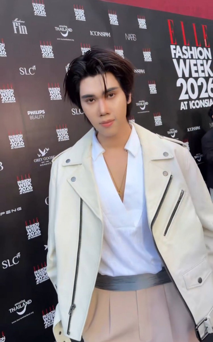 NaweNaing85706's tweet photo. Dunk's handsome face and impeccable styling create a truly unforgettable fashion moment at Heidi's Secret EFW26.

DUNK HEIDIS SECRET EFW26

#DunkatEFW26ICONSIAM https://t.co/ORNenn4usY