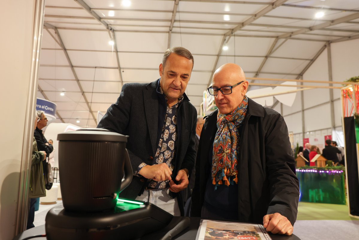 comuee's tweet photo. 🎉 El cònsol menor, Quim Dolsa, i el conseller de Cultura, Valentí Closa, han assistit a la inauguració de la 47a Fira d’Andorra la Vella en representació d’Escaldes-Engordany.

#EscaldesEngordany #FiraAndorra https://t.co/ROZlLr8LOT