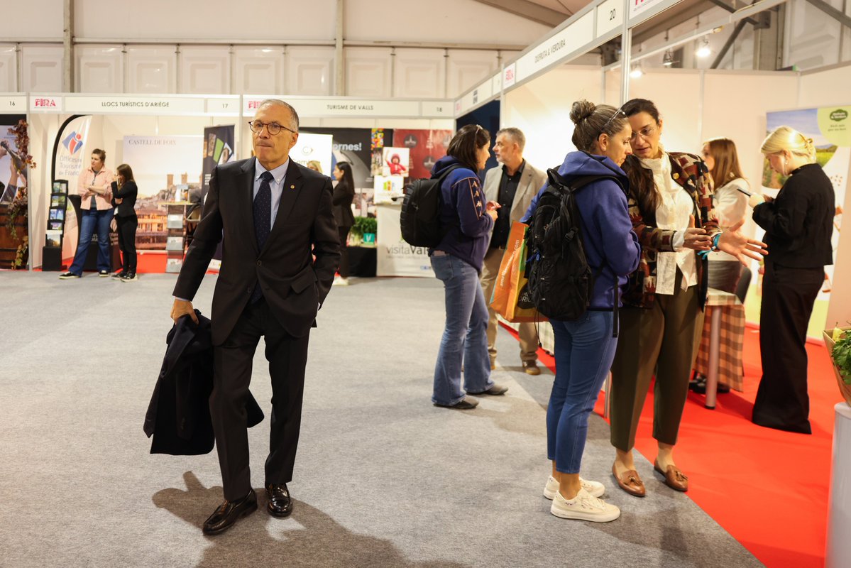 comuee's tweet photo. 🎉 El cònsol menor, Quim Dolsa, i el conseller de Cultura, Valentí Closa, han assistit a la inauguració de la 47a Fira d’Andorra la Vella en representació d’Escaldes-Engordany.

#EscaldesEngordany #FiraAndorra https://t.co/ROZlLr8LOT