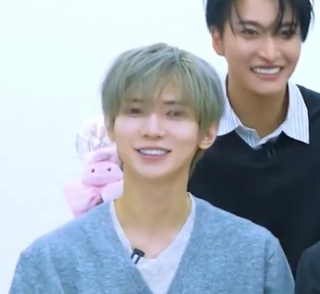 elliehehetwitch's tweet photo. NEVER have the goddamn AUDACITY to tell me again that Yeosang doesn't want lines because the clear difference from one cheering guide - where he has lines - to the other - where he doesn't - is clear as day! https://t.co/6RxRzFRkJR