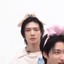 elliehehetwitch's tweet photo. NEVER have the goddamn AUDACITY to tell me again that Yeosang doesn't want lines because the clear difference from one cheering guide - where he has lines - to the other - where he doesn't - is clear as day! https://t.co/6RxRzFRkJR