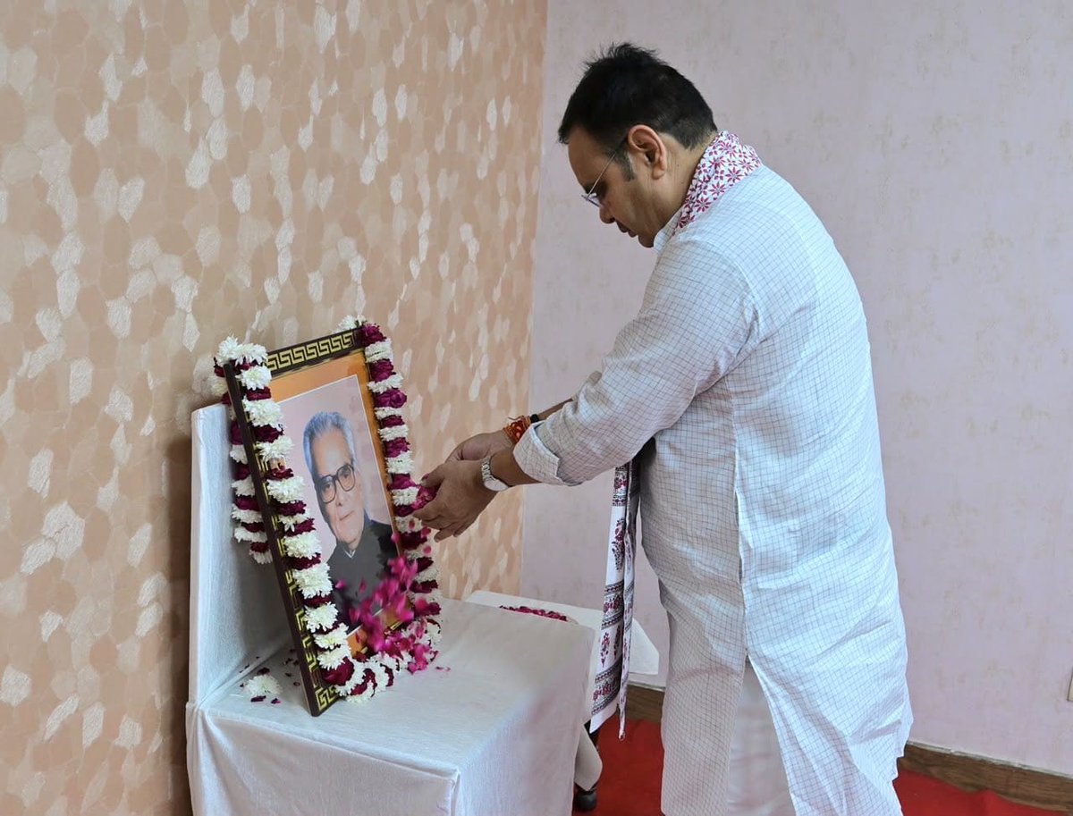 BJP4Rajasthan's tweet photo. मुख्यमंत्री श्री @BhajanlalBjp ने आज मुख्यमंत्री निवास पर पूर्व उपराष्ट्रपति एवं राजस्थान के पूर्व मुख्यमंत्री श्रद्धेय भैरोंसिंह शेखावत की जयंती पर उनके चित्र पर पुष्पांजलि अर्पित कर उन्हें सादर नमन किया। https://t.co/QWqTf3kKSz