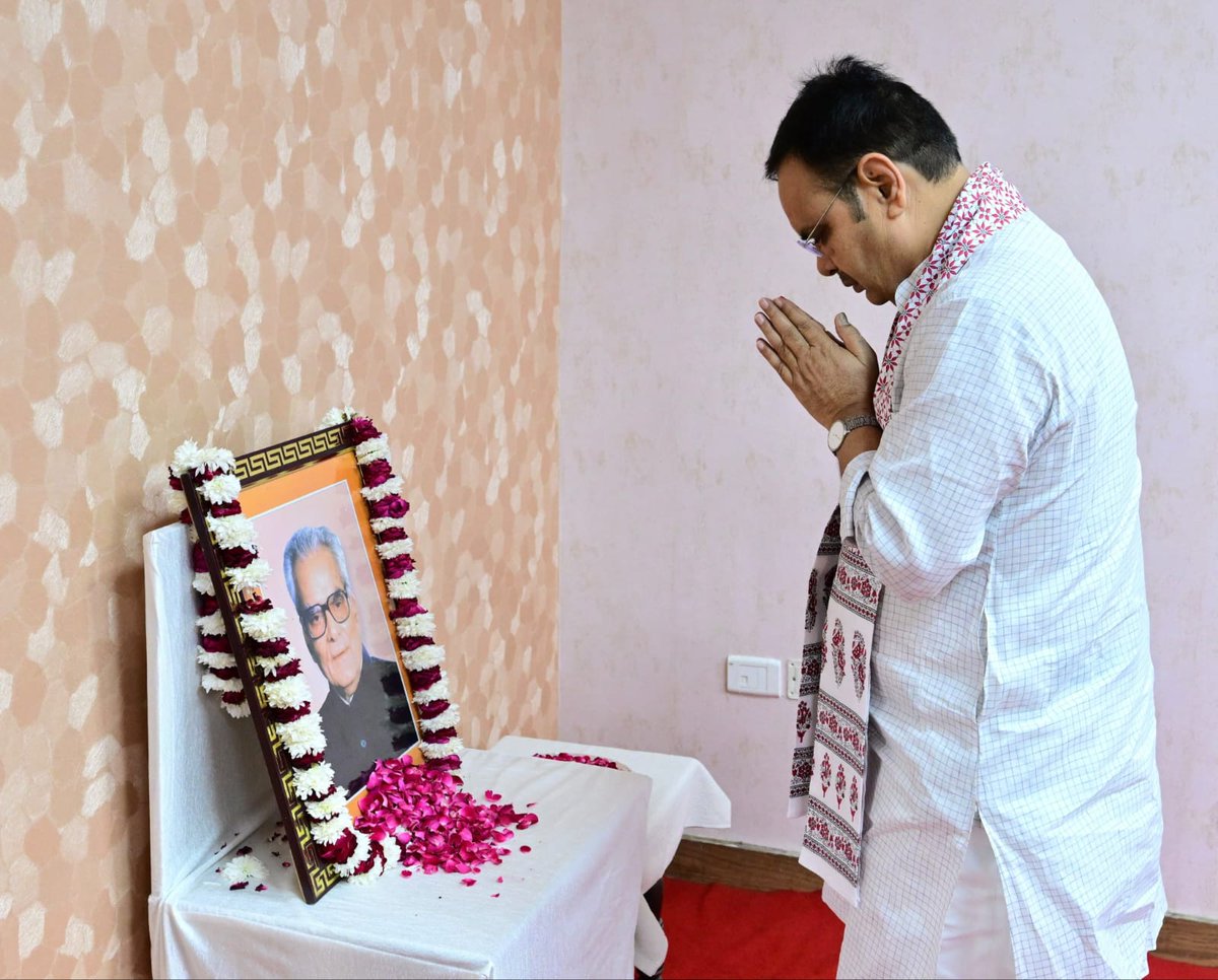 BJP4Rajasthan's tweet photo. मुख्यमंत्री श्री @BhajanlalBjp ने आज मुख्यमंत्री निवास पर पूर्व उपराष्ट्रपति एवं राजस्थान के पूर्व मुख्यमंत्री श्रद्धेय भैरोंसिंह शेखावत की जयंती पर उनके चित्र पर पुष्पांजलि अर्पित कर उन्हें सादर नमन किया। https://t.co/QWqTf3kKSz