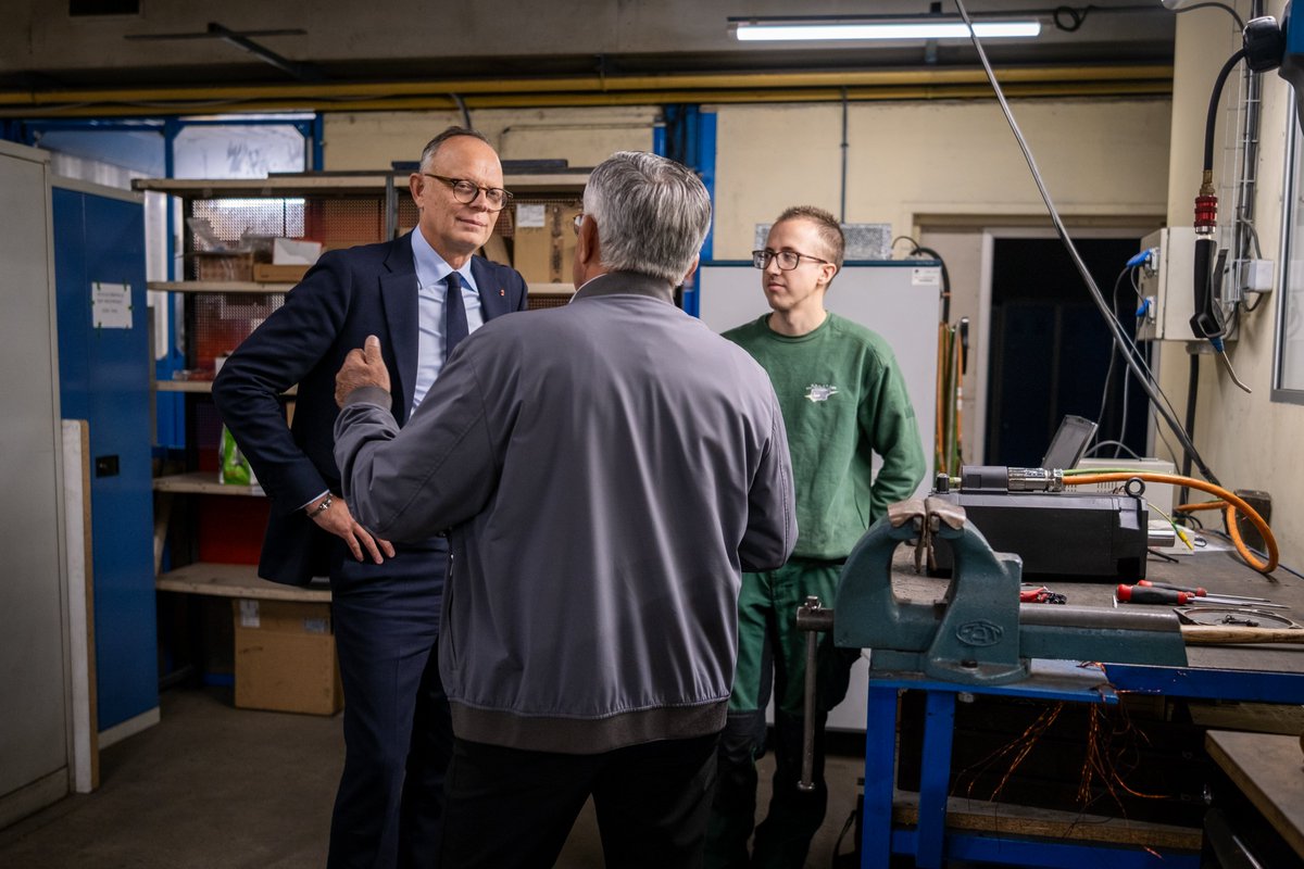 Avec_Edouard's tweet photo. Le travail doit mieux payer. Ceux qui travaillent plus doivent voir leurs efforts récompensés sur leur fiche de paie.

Chez Dossot, à Charleville-Mézières, Edouard Philippe a partagé cette ambition avec des chefs d'entreprise ardennais qui veulent plus de liberté d’organisation du travail.

Sa proposition : un « travailler plus pour gagner plus » massif. Chaque entreprise sera libre de fixer son temps de travail par accord. Chaque heure au-delà de 35 heures sera sans impôt ni cotisation pour le salarié. Au-dessus de 37 heures : zéro cotisation pour les entreprises.

Travailler plus doit rapporter plus tous les salariés et toutes les entreprises !