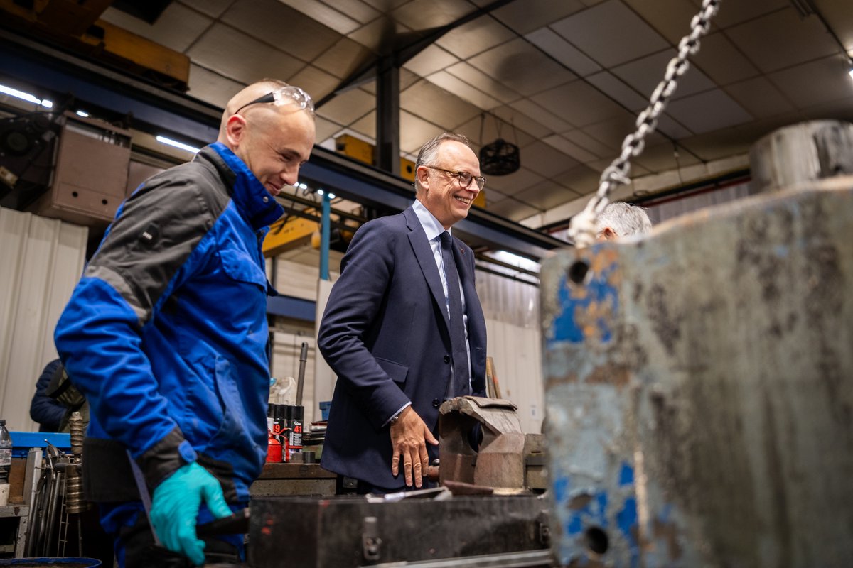 Avec_Edouard's tweet photo. Le travail doit mieux payer. Ceux qui travaillent plus doivent voir leurs efforts récompensés sur leur fiche de paie.

Chez Dossot, à Charleville-Mézières, Edouard Philippe a partagé cette ambition avec des chefs d'entreprise ardennais qui veulent plus de liberté d’organisation du travail.

Sa proposition : un « travailler plus pour gagner plus » massif. Chaque entreprise sera libre de fixer son temps de travail par accord. Chaque heure au-delà de 35 heures sera sans impôt ni cotisation pour le salarié. Au-dessus de 37 heures : zéro cotisation pour les entreprises.

Travailler plus doit rapporter plus tous les salariés et toutes les entreprises !