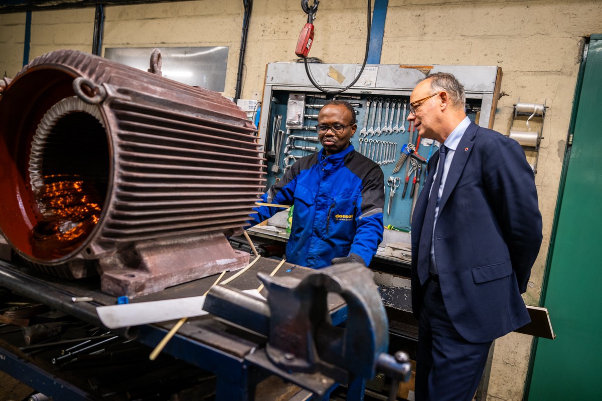Avec_Edouard's tweet photo. Le travail doit mieux payer. Ceux qui travaillent plus doivent voir leurs efforts récompensés sur leur fiche de paie.

Chez Dossot, à Charleville-Mézières, Edouard Philippe a partagé cette ambition avec des chefs d'entreprise ardennais qui veulent plus de liberté d’organisation du travail.

Sa proposition : un « travailler plus pour gagner plus » massif. Chaque entreprise sera libre de fixer son temps de travail par accord. Chaque heure au-delà de 35 heures sera sans impôt ni cotisation pour le salarié. Au-dessus de 37 heures : zéro cotisation pour les entreprises.

Travailler plus doit rapporter plus tous les salariés et toutes les entreprises !