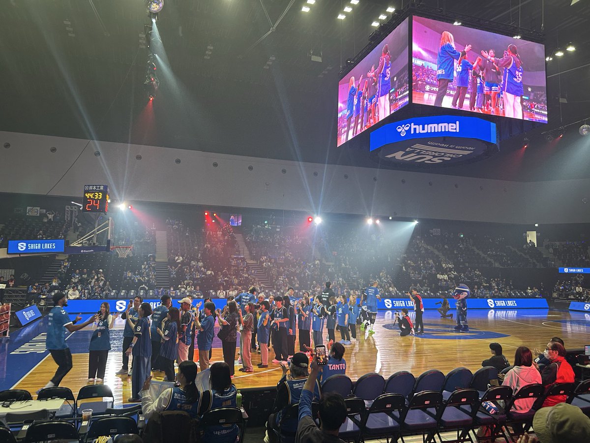 gakidojo's tweet photo. このあと、足元にボール🏀が転がってきた。な・な・なんと、#13准平さまのサインボール。予期せぬいただきものに、今週の疲れが吹っ飛びました。今日もいいことが起こりますように。滋賀一丸で戦いましょう。 GO LAKES‼︎ 准平さんありがとう https://t.co/7zE61weF0e