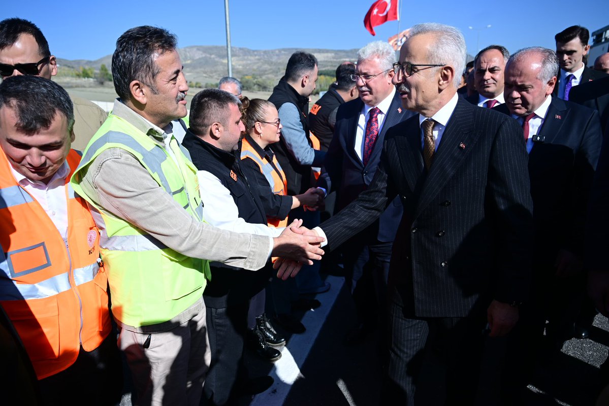a_uraloglu's tweet photo. Çankırı’nın zorlu coğrafyasında ulaşım güvenliğini ve konforunu artıran, Korgun ile Kurşunlu arasındaki bağlantıyı güçlendirerek bölgenin kalkınmasına ivme kazandıran Korgun-Kurşunlu Yolu’nun açılış törenini gerçekleştirdik! 🛣️

29 kilometrelik yolumuzla seyahat süresini 45 dakikadan 24 dakikaya düşürerek yıllık 560 milyon lira tasarruf sağlıyoruz. ⏱️

Çankırı’nın ulaşım altyapısını güçlendiren yatırımımızın şehrimize ve bölgemize hayırlı olmasını diliyorum. 🌟

📍Çankırı

#TürkiyeHızlanıyor 🇹🇷