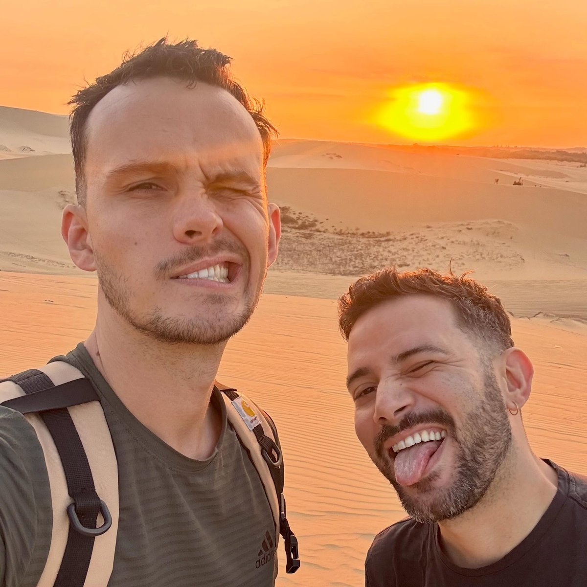 p42011's tweet photo. Lever de soleil sur les dunes de Mui Ne. On avait prévu du romantisme… le sable dans les yeux ne faisait pas partie du plan. https://t.co/DFJLeO2D0S