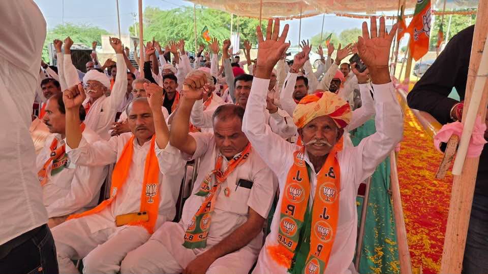 BJP4Rajasthan's tweet photo. भाजपा प्रदेश महामंत्री श्री @bjpbhupendraRYB ने सांचौर विधानसभा क्षेत्र में पंचायती राज चुनाव-2026 के निमित्त आयोजित भाजपा प्रबंधन समिति की महत्वपूर्ण बैठक में सहभागिता की। बैठक में संगठनात्मक रणनीति, चुनावी प्रबंधन, आगामी तैयारियों एवं भाजपा की विजय सुनिश्चित करने को लेकर विस्तृत चर्चा की गई।

इस अवसर पर विधायक श्री जीवराम चौधरी, जिलाध्यक्ष श्री जसराज राजपुरोहित, सांचौर नगर पालिका अध्यक्ष श्री पुरुषोत्तम दवे, जिला संगठन प्रभारी श्री महेंद्र मेघवाल, जिला चुनाव प्रभारी श्री गणपत बांटिया, श्री दानाराम चौधरी, श्री बाबू सिंह सहित पार्टी पदाधिकारी एवं कार्यकर्ता उपस्थित रहे।