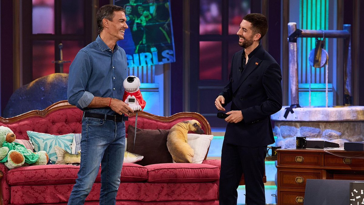 asperomundo's tweet photo. El verdadero éxito de un candidato en el entretenimiento de masas no se mide por lo que gana, sino por lo que no pierde. 

La visita de Pedro Sánchez a La Revuelta es un ejercicio clásico de manual de spin doctoring: acudir a un formato de máxima exposición televisiva y salir de él desactivando cualquier flanco de ataque inmediato para los adversarios.

En un contexto hiperpolarizado, el mayor peligro era el error no forzado. Al combinar una autocrítica calculada en asuntos complejos con el código distendido de Broncano, el candidato socialista neutralizó de raíz los titulares explosivos que sus rivales esperaban para abrir informativos y montar campaña.

La mejor prueba de esa eficacia táctica es el descolocamiento del Partido Popular. Al no encontrar munición gruesa con la que armar una respuesta institucional u organizada, la oposición ha tenido que conformarse con la ironía menor en redes sociales y con esquivar el propio formato.

Con un récord histórico de audiencia y el rival cediendo todo el foco mediático por prudencia, no cometer fallos se convierte automáticamente en un triunfo estratégico.

En comunicación política, cuando le niegas al adversario su marco de confrontación, estás ganando el control de la agenda.

Te guste o no, el perro es mucho perro para los señoritos del PP.

Es así.