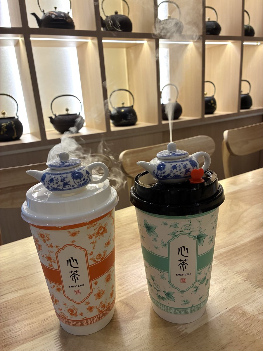 sugiyoshi8's tweet photo. 横浜中華街の市場通りのお店の
ジャスミンミルクティーを飲みました〜
この可愛い茶器が欲しかったので…🫖😆

#心茶 https://t.co/Q3U2Ld8D8U