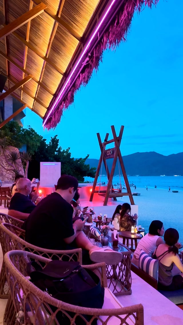 J12Kaka's tweet photo. Sunset by the beach in Da Nang. Waves rolling in, the sun slowly fading, and nothing but nature’s original soundtrack. Sometimes the simplest moments become unforgettable. https://t.co/AnlIJHjNbA