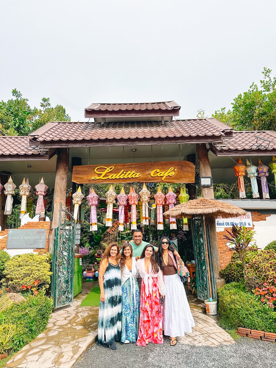 BibiLovers's tweet photo. Lalitta Café, en Chiang Rai, parece sacado de un cuento: jardines tropicales, cascadas, niebla y rincones de bosque encantado. Entrada: 60 baht. Mejor ir antes de las 10:00 o cerca de las 17:00 para evitar tours. https://t.co/uGlQGTqP5J