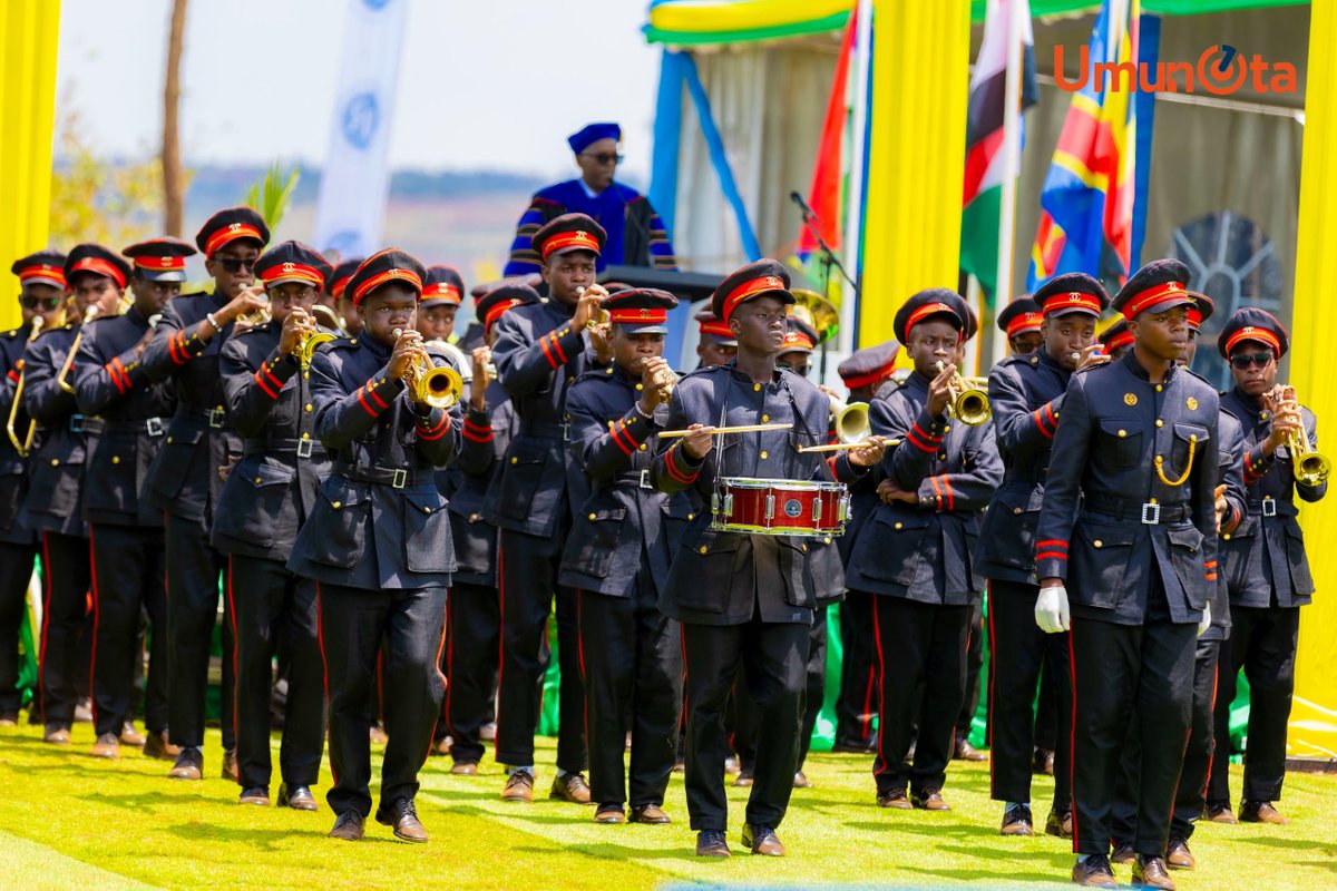 umunotanews's tweet photo. 🚨 AKA KANYA 🚨

Mu Ishami rya Kaminuza y'u Rwanda rya Rukara riri mu Karere ka Kayonza, hari kubera umuhango wo guha impamyabumenyi abanyeshuri 4,953 barangije amasomo muri iyi Kaminuza mu mashami yayo yose.

Abasoje amasomo, barimo abakobwa 1,917, n'abahungu 3, 036. Abanyeshuri 3,480 barahabwa impamyabumenyi z'icyiciro cya Kabiri cya Kaminuza ( Bachelor's Degree), 302 bahabwe iz'icya mbere (Advanced Diploma).

Ni mu gihe 1,086 barahabwa impamyabumenyi z'icyiciro cya Gatatu cya Kaminuza (Master's Degree), 49 bagahabwa impamyabumenyi z'ikirenga (PhD). #UmunotaNews 

📸 @Fils_Pictures