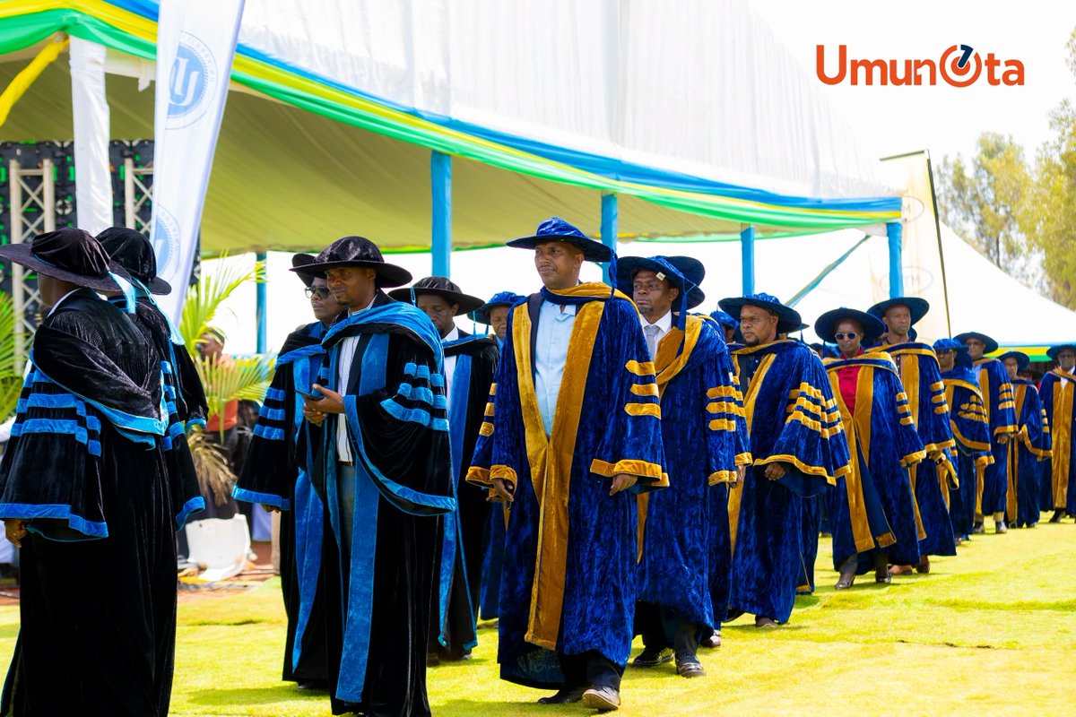 umunotanews's tweet photo. 🚨 AKA KANYA 🚨

Mu Ishami rya Kaminuza y'u Rwanda rya Rukara riri mu Karere ka Kayonza, hari kubera umuhango wo guha impamyabumenyi abanyeshuri 4,953 barangije amasomo muri iyi Kaminuza mu mashami yayo yose.

Abasoje amasomo, barimo abakobwa 1,917, n'abahungu 3, 036. Abanyeshuri 3,480 barahabwa impamyabumenyi z'icyiciro cya Kabiri cya Kaminuza ( Bachelor's Degree), 302 bahabwe iz'icya mbere (Advanced Diploma).

Ni mu gihe 1,086 barahabwa impamyabumenyi z'icyiciro cya Gatatu cya Kaminuza (Master's Degree), 49 bagahabwa impamyabumenyi z'ikirenga (PhD). #UmunotaNews 

📸 @Fils_Pictures
