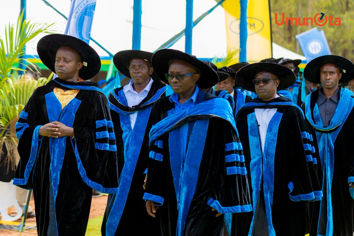 umunotanews's tweet photo. 🚨 AKA KANYA 🚨

Mu Ishami rya Kaminuza y'u Rwanda rya Rukara riri mu Karere ka Kayonza, hari kubera umuhango wo guha impamyabumenyi abanyeshuri 4,953 barangije amasomo muri iyi Kaminuza mu mashami yayo yose.

Abasoje amasomo, barimo abakobwa 1,917, n'abahungu 3, 036. Abanyeshuri 3,480 barahabwa impamyabumenyi z'icyiciro cya Kabiri cya Kaminuza ( Bachelor's Degree), 302 bahabwe iz'icya mbere (Advanced Diploma).

Ni mu gihe 1,086 barahabwa impamyabumenyi z'icyiciro cya Gatatu cya Kaminuza (Master's Degree), 49 bagahabwa impamyabumenyi z'ikirenga (PhD). #UmunotaNews 

📸 @Fils_Pictures