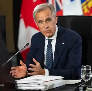 IsraelVive1948's tweet photo. Este es el presidente de Canadá, un liberal de izquierda que dice amar la democracia y los valores progresistas 

Turquía está dirigida por una persona que asesina a sus opositores, tiene ocupación activa en Siria, Irak, Chipre y libia entro otros países, asesino a miles de kurdos y tiene hospedados en su territorio a cientos de terroristas y líderes terroristas de todo tipo

Que dijo el primero del segundo? 

Mark Carney, primer ministro de Canadá, elogia a Turquía —una «gran democracia»—:

«Turquía es un socio oficial de Canadá en la OTAN y uno de los países más importantes desde una perspectiva geoestratégica, no solo en esta región, sino en el mundo entero.

Actualmente, nos encontramos en una situación en la que necesitamos la experiencia turca más que nunca, con el fin de fortalecer nuestra capacidad para proteger a los ciudadanos canadienses y cumplir nuestro papel como aliado de pleno derecho de la OTAN en esta coyuntura.

Turquía es un país único. Es un país europeo moderno y, al mismo tiempo, un país asiático. Es singular por su ubicación, en una encrucijada entre mundos. Posee una historia muy profunda y rica, a la par que un desarrollo moderno a la vanguardia de la tecnología».

Mi opinión? Es un pelotudo