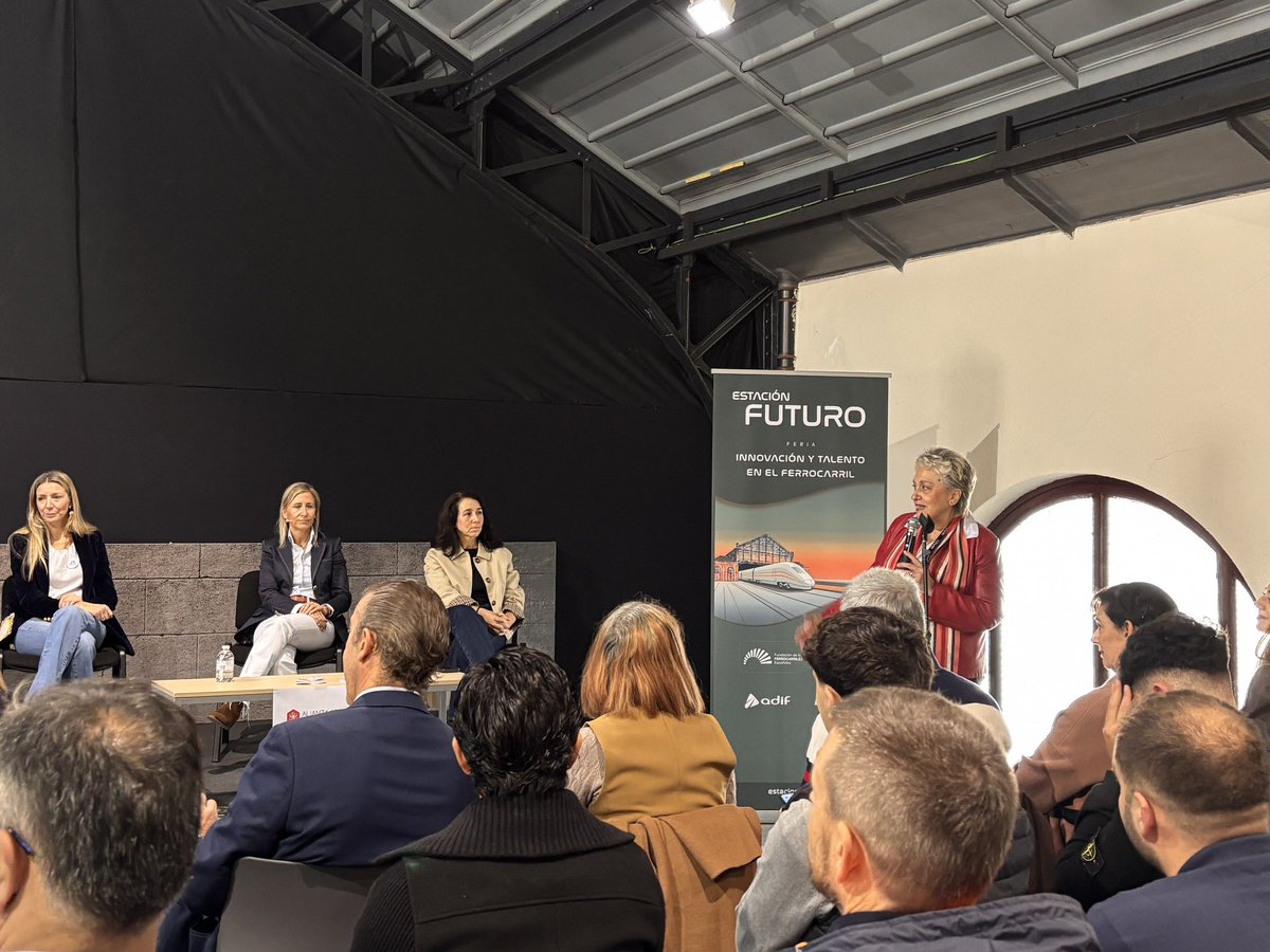 ffe_es's tweet photo. 🗣️ El ferrocarril tiene una cifra global de mujeres en torno al 25%. Si bajamos a puestos de producción, talleres… el dato se sitúa en torno al 10-12%. De ahí la importancia de contar con mujeres referentes

Así ha presentado nuestra DG, @AngelesTauler, la mesa organizada por @educaciongob, sobre la Alianza STEAM por el talento femenino

Con la participación de mujeres referentes de @Defensagob, @isdefe_ , Círculo de Tecnologías para la Defensa y Seguridad, @RAI_Ingenieria y @Correos 

A todas: gracias por compartir vuestra experiencia y vuestras ganas con las y los jóvenes que nos acompañan en #EstacionFuturo, en el @M_Ferrocarril 
#SemanaDelTREN