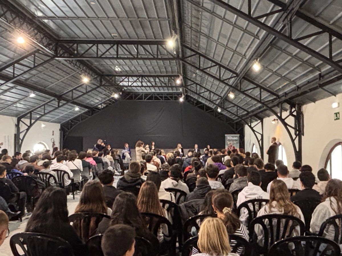 ffe_es's tweet photo. 🗣️ El ferrocarril tiene una cifra global de mujeres en torno al 25%. Si bajamos a puestos de producción, talleres… el dato se sitúa en torno al 10-12%. De ahí la importancia de contar con mujeres referentes

Así ha presentado nuestra DG, @AngelesTauler, la mesa organizada por @educaciongob, sobre la Alianza STEAM por el talento femenino

Con la participación de mujeres referentes de @Defensagob, @isdefe_ , Círculo de Tecnologías para la Defensa y Seguridad, @RAI_Ingenieria y @Correos 

A todas: gracias por compartir vuestra experiencia y vuestras ganas con las y los jóvenes que nos acompañan en #EstacionFuturo, en el @M_Ferrocarril 
#SemanaDelTREN