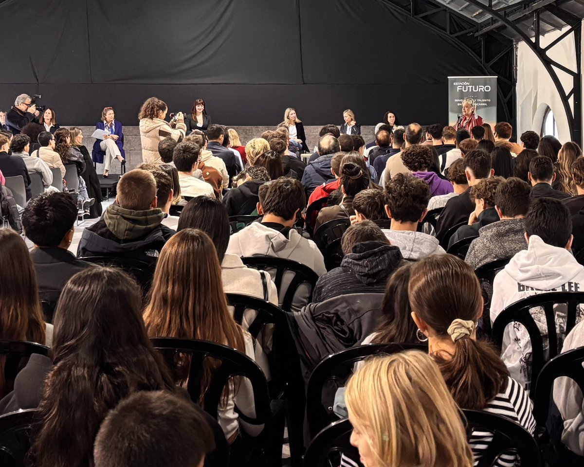 ffe_es's tweet photo. 🗣️ El ferrocarril tiene una cifra global de mujeres en torno al 25%. Si bajamos a puestos de producción, talleres… el dato se sitúa en torno al 10-12%. De ahí la importancia de contar con mujeres referentes

Así ha presentado nuestra DG, @AngelesTauler, la mesa organizada por @educaciongob, sobre la Alianza STEAM por el talento femenino

Con la participación de mujeres referentes de @Defensagob, @isdefe_ , Círculo de Tecnologías para la Defensa y Seguridad, @RAI_Ingenieria y @Correos 

A todas: gracias por compartir vuestra experiencia y vuestras ganas con las y los jóvenes que nos acompañan en #EstacionFuturo, en el @M_Ferrocarril 
#SemanaDelTREN