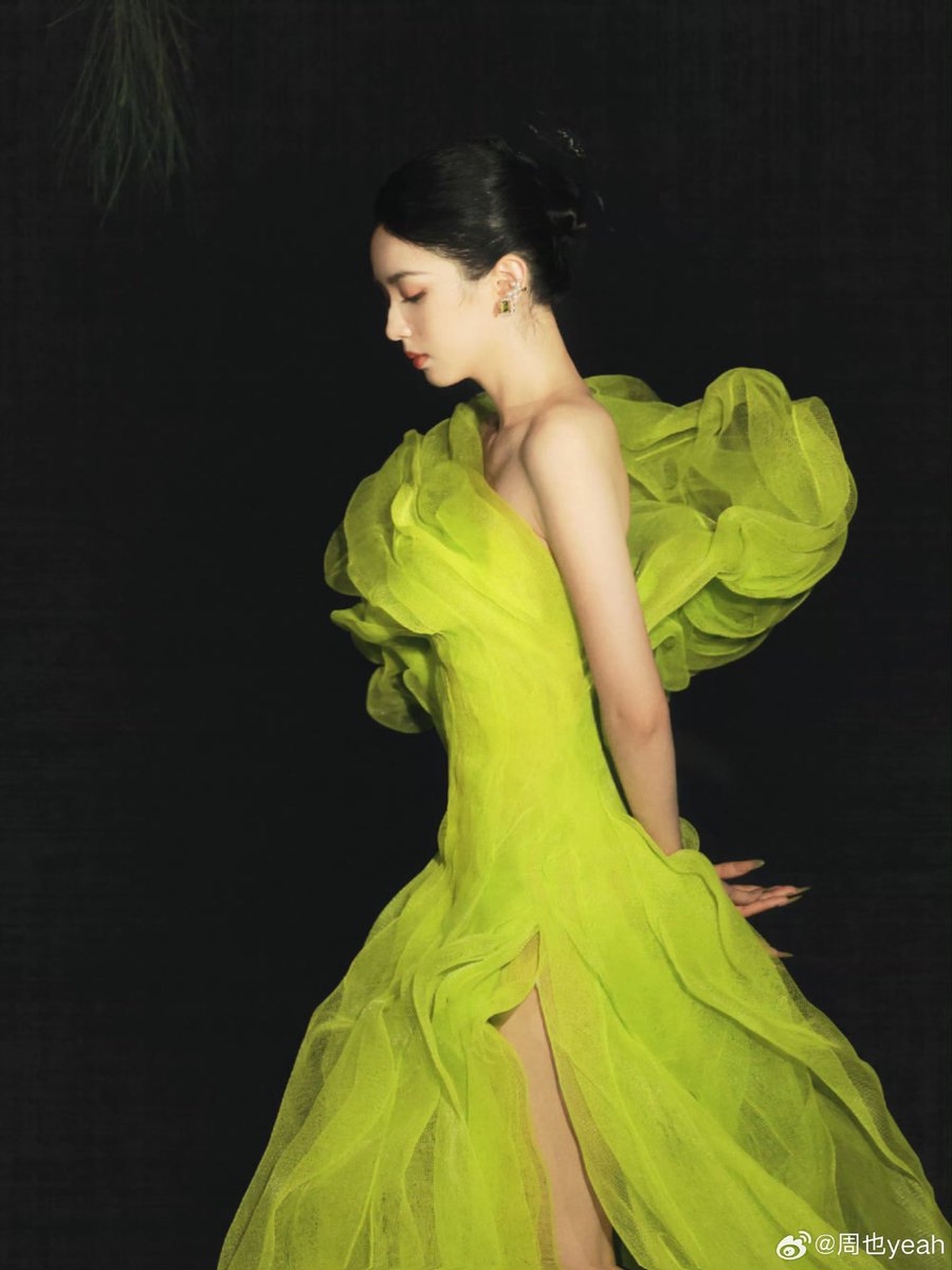 NNphee's tweet photo. สวยเหมือนไม่มีอยู่จริง
#Zhouye #VogueGala2026 https://t.co/HsP26JXjR0