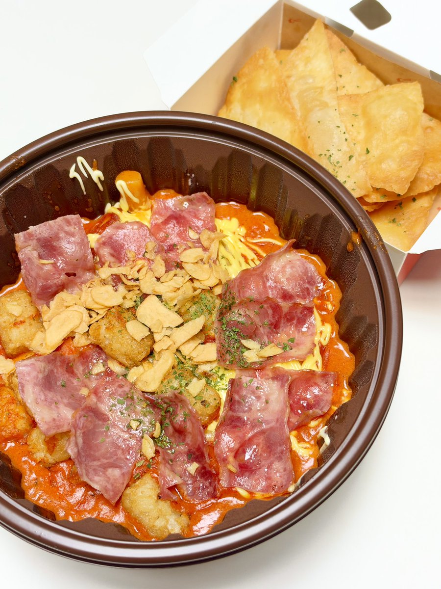 muffin_foodd's tweet photo. #제품제공 삼첩분식 떠먹는 피자 떡볶이 🍕

진한 토마토 베이스에 베이컨, 감자, 치즈까지..

빠삭 또띠아 칩 덕분에 콰삭한 식감이 너무 좋다
은근 매콤해서 느끼함 없이 계속 들어감
치즈랑 갈릭디핑소스를 다 섞어 먹어야 맛있고
제대로 된 피자 맛을 즐길 수 있도다.. (⸝⸝⸝°-̫° ⸝⸝⸝) https://t.co/yJMqFIwzUU