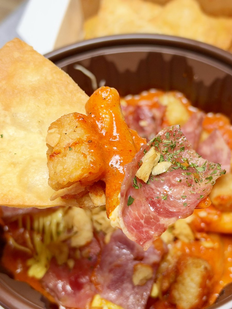 muffin_foodd's tweet photo. #제품제공 삼첩분식 떠먹는 피자 떡볶이 🍕

진한 토마토 베이스에 베이컨, 감자, 치즈까지..

빠삭 또띠아 칩 덕분에 콰삭한 식감이 너무 좋다
은근 매콤해서 느끼함 없이 계속 들어감
치즈랑 갈릭디핑소스를 다 섞어 먹어야 맛있고
제대로 된 피자 맛을 즐길 수 있도다.. (⸝⸝⸝°-̫° ⸝⸝⸝) https://t.co/yJMqFIwzUU