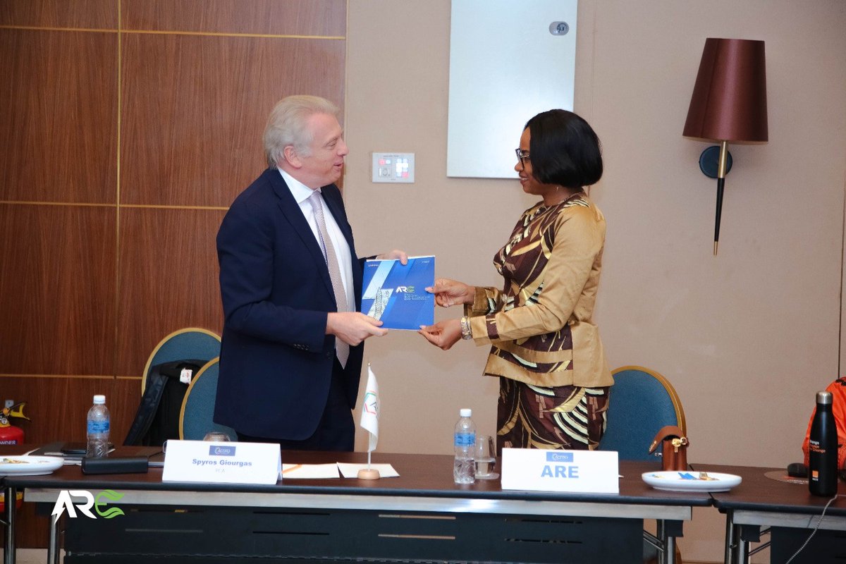 AREDRC1's tweet photo. 🇨🇩⚡ KINSHASA | L’ARE AU CŒUR DU DIALOGUE SUR LES ÉNERGIES RENOUVELABLES

La Directrice générale de l’ARE, Mme @SORAZIZ , a pris part, le jeudi 22 octobre 2026 à Kinshasa, à l’Assemblée générale ordinaire de l’Association des Congolais pour les Énergies Renouvelables et Décentralisées (ACERD).

🤝 Cette participation traduit l’importance du dialogue entre les institutions publiques et les acteurs énergétique du secteur privé  pour accélérer le développement des énergies renouvelables et des solutions décentralisées en RDC.

⚡ À travers sa mission de régulation, l’ARE œuvre à créer un environnement propice aux investissements, à renforcer l’encadrement du secteur électrique et à protéger les intérêts des usagers.

#ARE #ACERD #Électricité #ÉnergiesRenouvelables #RDC #InvestissementsÉnergétiques