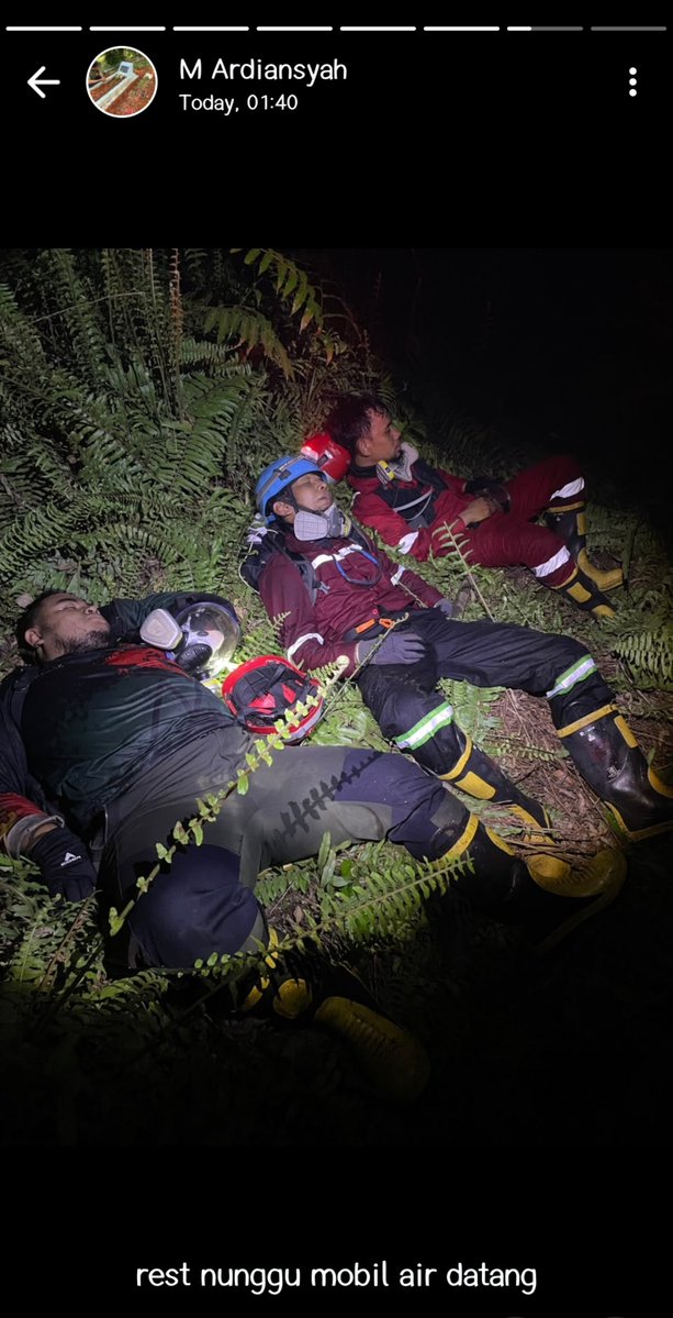 wehatemondayyy's tweet photo. sahabat gue yang baru ditinggal meninggal ibunya 6 hari lalu, kemarin udah berangkat ke kalimantan buat jadi relawan pemadaman kebakaran hutan. dia bilang "gamau berlarut dalam kesedihan, mau ikut berbagi dalam kebaikan". 6 hari lalu, dia meluk gue sambil nangis. Hormat! 🫡 https://t.co/H0eVpac0lT
