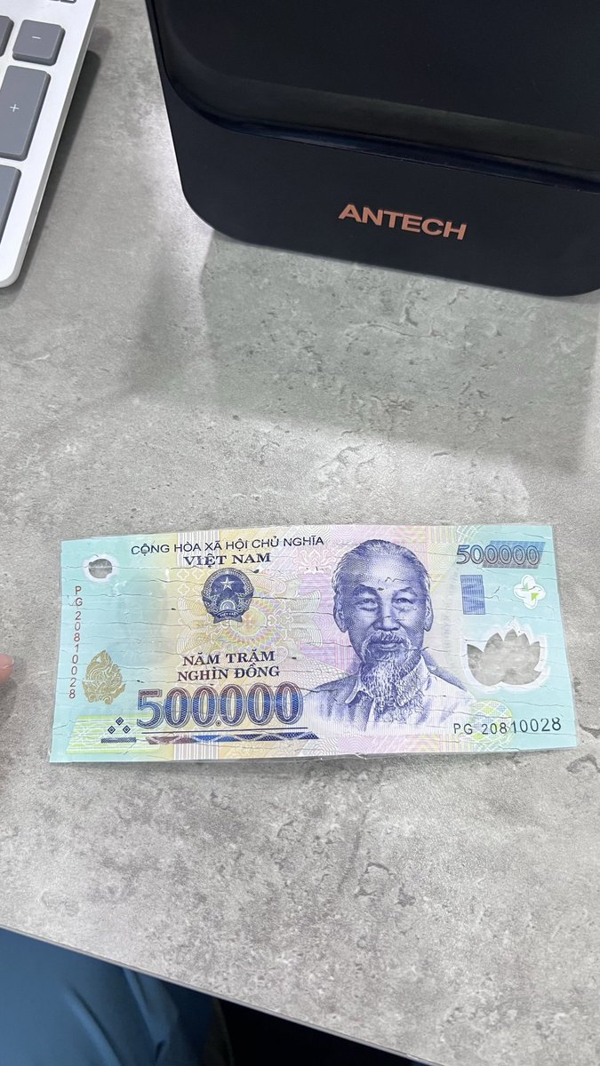 hang_931025's tweet photo. Sếp bảo đi hủy tài liệu,

ngáo ngáo thế nào hủy cùng tờ 500k. 🙃 https://t.co/wNOeU5tk6j