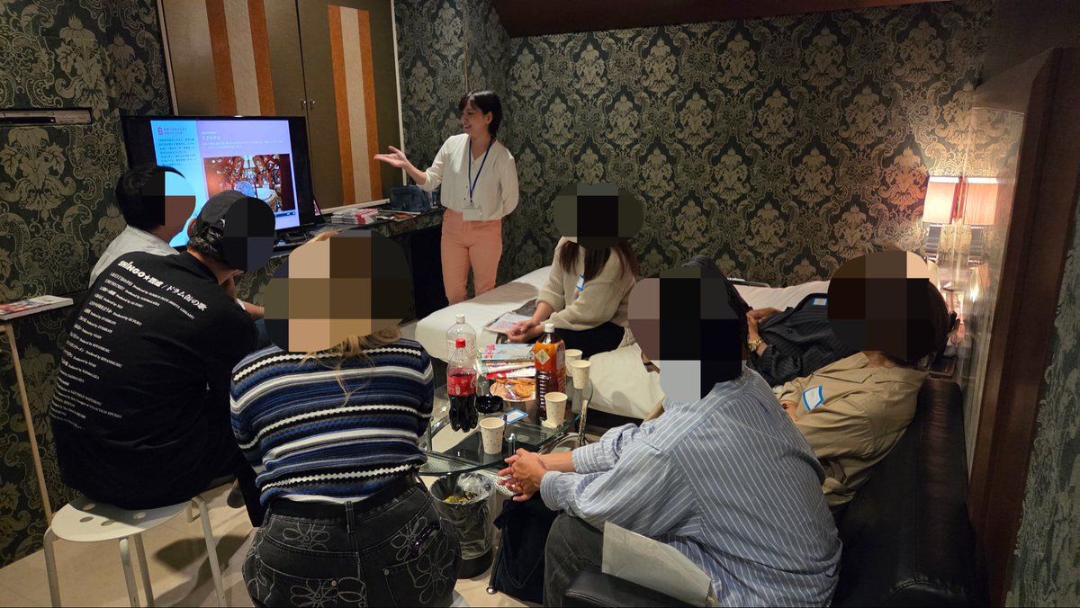 onitsuchi's tweet photo. 先日行われた池袋ラブホ会議にて、ラブホテルの空間デザインの歴史についてトークをしました！
沢山の方にお越し頂き、大変楽しい時間を過ごすことができました。ありがとうございました。
今やラブホは、打ち合わせやリモート記者会見にも使われますが、このようにTVを活用してレクチャーも行えます。 https://t.co/67k8Qiud7l