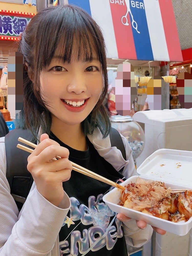 YushiroNatsu's tweet photo. 今日はあまりちゃんと大阪で遊びました！あまりちゃん変わらず元気でしたよ〜\( 'ω')/✨️

ミッフィーかわいかった！🐰♡
たこ焼きソース口内炎にしみなかったよー！！美味しかった！🐙
串カツも美味しかったよ☺️ https://t.co/IWhL3sP82z