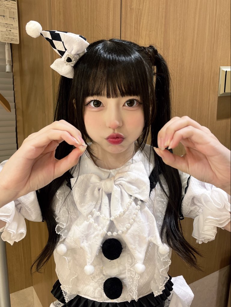 iMiN_ive's tweet photo. 本日は『HEROINES HELLOWEEN』in大阪、お越しくださりありがとうございました🤡꒷꒦❤︎

大阪のみんなすっっっごく声出してくれてうれしかったよ！！！🤍♪

本日はピエロ衣装🤡
この衣装いぶすっごくお気に入り♡
みんなも可愛いって褒めてくれてるんるんでした( '꒳' )💭ྀི

髪型はセーラームーンヘア❕
自分で結んだのーー❕│  ̂⩊፟ ̂𐅀
すごいね待ってます💬❤︎

今日も1日ありがとうございました！