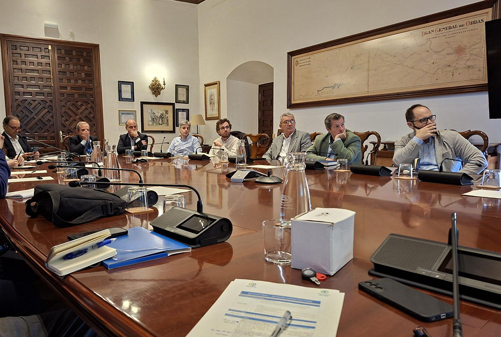 COASevilla's tweet photo. ◾️Ramón Gil, secretario del #COASevilla, ha participado esta semana en la mesa de Dotación Infraestructural del Observatorio del Agua de @emasesa, dedicada a analizar distintos aspectos de la gestión de las infraestructuras hidráulicas.

Más información⬇
https://t.co/ZHYkbFsxbu https://t.co/jjuwDxUSbi