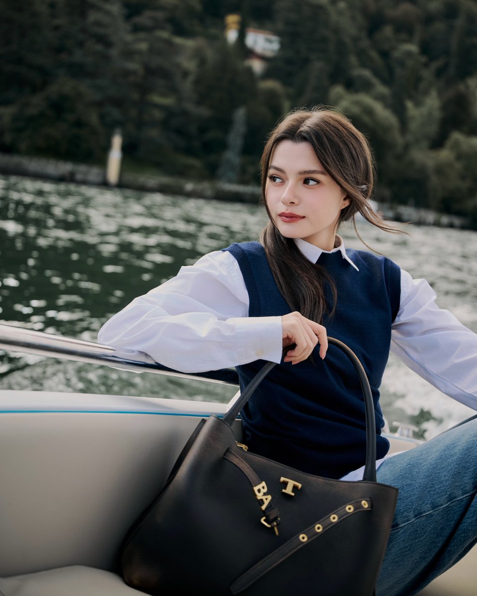 beckyfanclub05's tweet photo. 📸 💜 : tods

@Tods @AngelssBecky 

#Tods #TodsFW26 #TodsxBecky
#beckysangels #BeckyArmstrong‌

A day on Lake Como, embracing the essence of the Italian lifestyle. Brand Ambassador Becky Armstrong carries her T Signature bag with effortless elegance, personalised with gold-tone initials through the My Signature service.