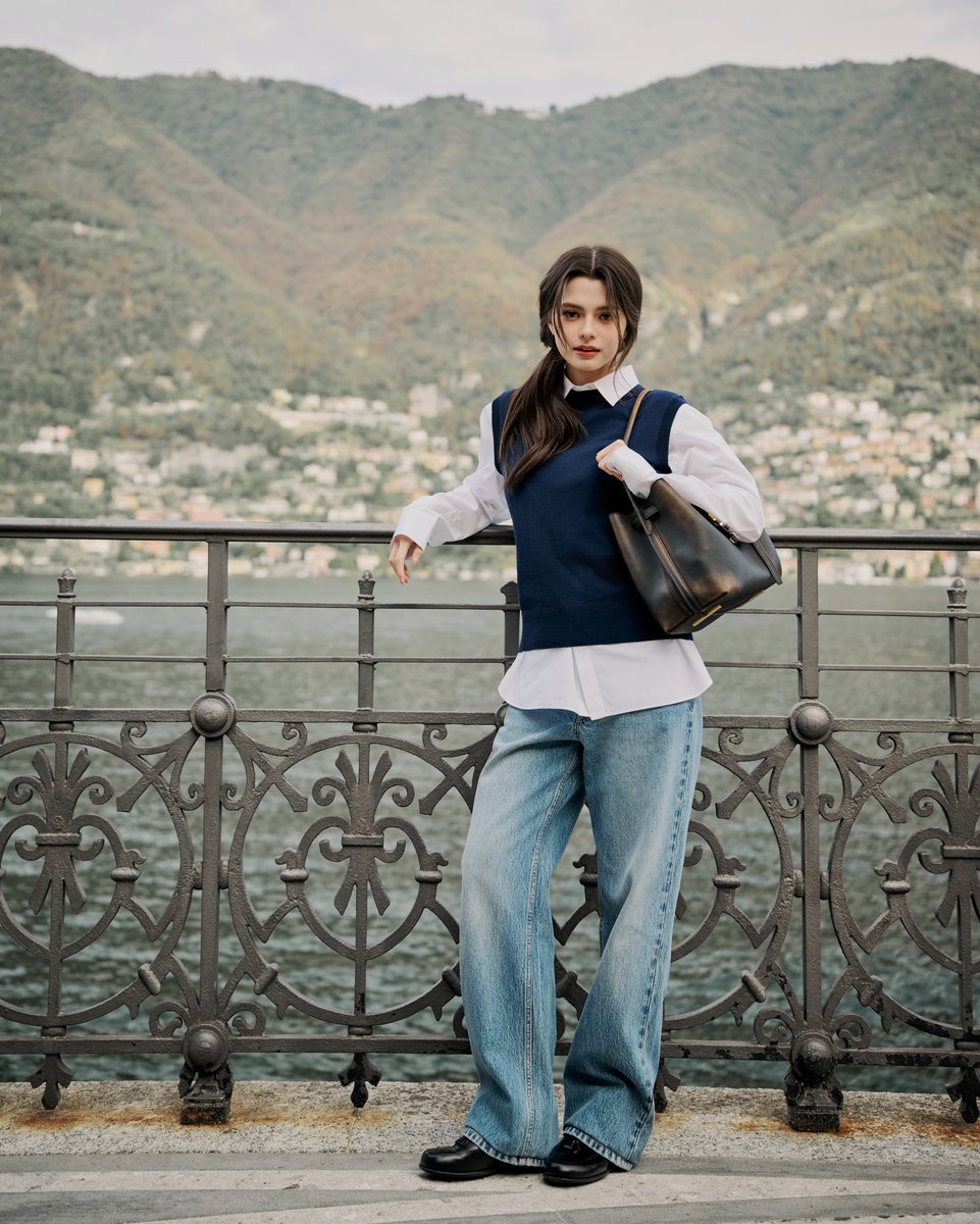 beckyfanclub05's tweet photo. 📸 💜 : tods

@Tods @AngelssBecky 

#Tods #TodsFW26 #TodsxBecky
#beckysangels #BeckyArmstrong‌

A day on Lake Como, embracing the essence of the Italian lifestyle. Brand Ambassador Becky Armstrong carries her T Signature bag with effortless elegance, personalised with gold-tone initials through the My Signature service.