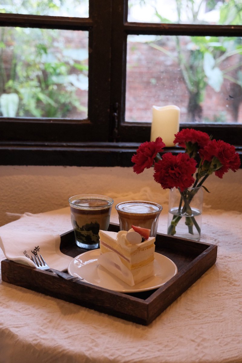 m1llec's tweet photo. 「蘭を眺めながら、塩気の効いたおつまみとコーヒーで至福の時間。」 https://t.co/Fb8UAPSHL6