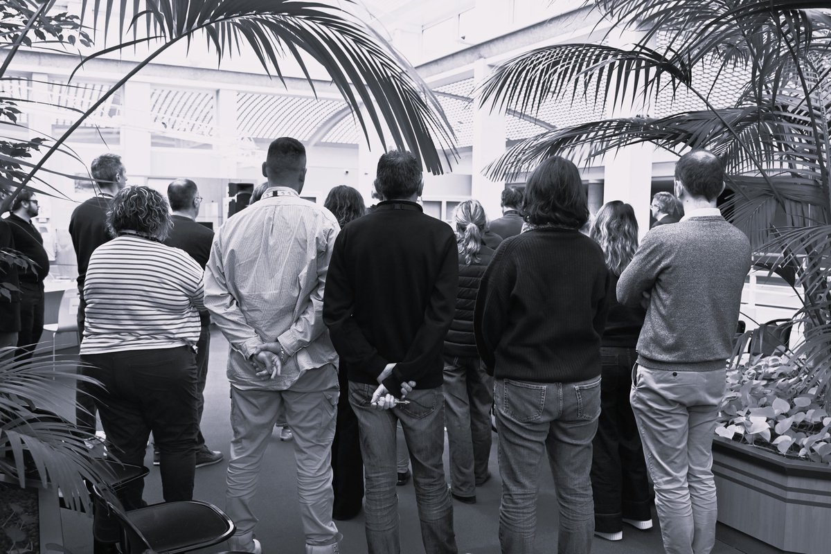 Prefecture50's tweet photo. 🕊️Hommage au gardien de la paix Mathieu Morat

Ce matin, un hommage national a été rendu au gardien de la paix Mathieu Morat, décédé le 17 octobre 2026 lors d'une intervention sur le périphérique de Nantes.

Entré dans la police nationale en décembre 2024, formé à l'école nationale de police de Saint-Malo, il servait depuis avril 2025 au commissariat de secteur de la Beaujoire, au sein de la brigade spécialisée de terrain, puis en brigade de nuit au commissariat de Saint-Herblain.

Apprécié de sa hiérarchie et de ses collègues, il a été nommé gardien de la paix à titre posthume, chevalier de l'ordre national du Mérite et cité à l'ordre de la Nation.

Le préfet, Marc Chappuis, a donné ce matin lecture du message ministériel devant les agents de la préfecture, rassemblés autour du directeur interdépartemental de la police nationale, Emmanuel MONTAUT et de la colonelle en second de la gendarmerie, Caroline LEBAS. 
Il a souligné à cette occasion le plein soutien des équipes de la préfecture aux forces de sécurité.

Nos pensées accompagnent sa famille, ses proches et ses camarades.