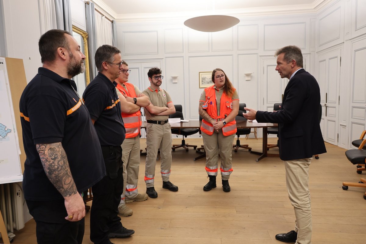 Prefet08's tweet photo. #SécuritéCivile | L’État renforce ses partenariats avec l’ADRASEC 08 et la Croix Rouge Française.
Ce jeudi 22 octobre, Christian CHASSAING, préfet des Ardennes, a signé  deux conventions de partenariat : l’une avec l’ADRASEC 08 l’autre avec la Croix-Rouge.
Ces conventions viennent renforcer la coopération entre les services de l’État et ces deux associations, acteurs essentiels de la sécurité civile dans les Ardennes.
📍Prévention, intervention, appui aux populations : ces partenariats permettent de mieux coordonner les compétences et les moyens de chacun face aux situations d’urgence et aux événements exceptionnels.
🤝M. le préfet tient à saluer l’engagement et le dévouement exemplaires des bénévoles. Leur disponibilité, leur expertise, leur sens du service et leur esprit de solidarité sont une force précieuse pour notre territoire.
Cette signature traduit une volonté commune :  travailler ensemble pour renforcer la préparation,  la résilience et la protection des ardennais.
@ADRASEC08
@croixrouge08
@interieur_gouv