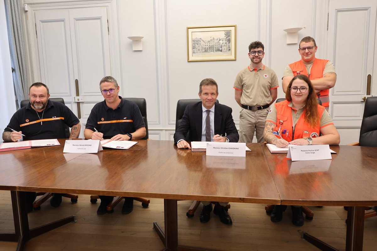 Prefet08's tweet photo. #SécuritéCivile | L’État renforce ses partenariats avec l’ADRASEC 08 et la Croix Rouge Française.
Ce jeudi 22 octobre, Christian CHASSAING, préfet des Ardennes, a signé  deux conventions de partenariat : l’une avec l’ADRASEC 08 l’autre avec la Croix-Rouge.
Ces conventions viennent renforcer la coopération entre les services de l’État et ces deux associations, acteurs essentiels de la sécurité civile dans les Ardennes.
📍Prévention, intervention, appui aux populations : ces partenariats permettent de mieux coordonner les compétences et les moyens de chacun face aux situations d’urgence et aux événements exceptionnels.
🤝M. le préfet tient à saluer l’engagement et le dévouement exemplaires des bénévoles. Leur disponibilité, leur expertise, leur sens du service et leur esprit de solidarité sont une force précieuse pour notre territoire.
Cette signature traduit une volonté commune :  travailler ensemble pour renforcer la préparation,  la résilience et la protection des ardennais.
@ADRASEC08
@croixrouge08
@interieur_gouv