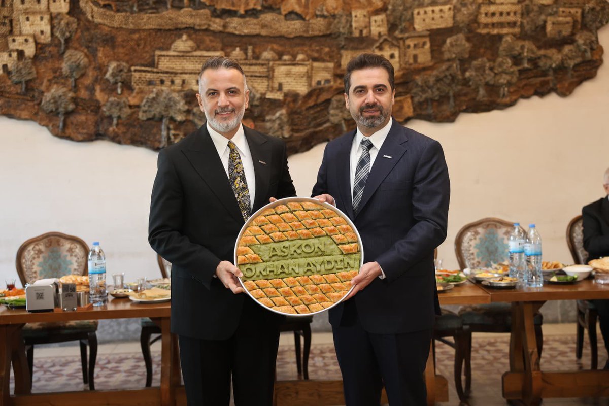 orhanaydin's tweet photo. 📍Gaziantep

Bugün düzenleyeceğimiz ASKON Eğitim Sektör Buluşması öncesinde, @askongantep Başkanımız, kıymetli kardeşim Mustafa Güneş ve değerli yönetim kurulu üyelerimizle kahvaltıda bir araya geldik. Hasret giderdik, çalışmalarımız üzerine samimi istişarelerde bulunduk.

Gaziantep’in ticaretine, sanayisine ve geleceğimizin teminatı gençlerimizin eğitimine katkı sunan şubemize, nazik ev sahiplikleri ve içten misafirperverlikleri için teşekkür ediyorum.

Şehrimizin potansiyelini hep birlikte daha ileriye taşıma gayretiyle gerçekleştireceğimiz Eğitim Sektör Buluşmamızın hayırlara vesile olmasını, yeni iş birliklerine ve güzel projelere kapı aralamasını temenni ediyorum.

Rabbim birliğimizi ve beraberliğimizi daim etsin.