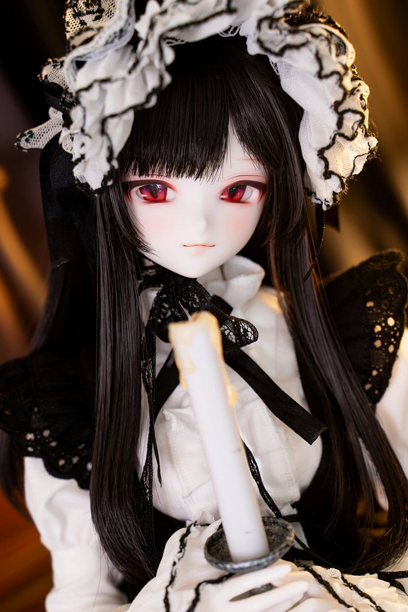 DOLKSTATION's tweet photo. 【DOLK×DOLL ZONE】

─── 現し世を愛でる、華麗なる血族の末裔。

➡https://t.co/aoCqL5zR1v

人気ドール・Senが吸血鬼と人の血を引く“ダンピール”の美少女となって新登場！
実力派カスタマー月光雑貨屋によるメイク＆アイ、DOLLY HOUSEが仕立てるドレスが、美しき境界の華Senを生み出しています。 https://t.co/wAvd4RVoZ1