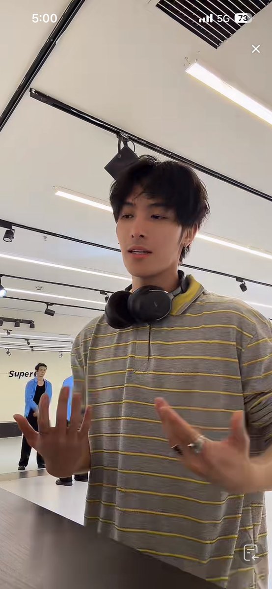mayedition's tweet photo. มาไลฟ์ตอนอีสข้าวพอดี ละมาแบบเซอไพร้มาก งง555555555555 https://t.co/LRCT32kBfS