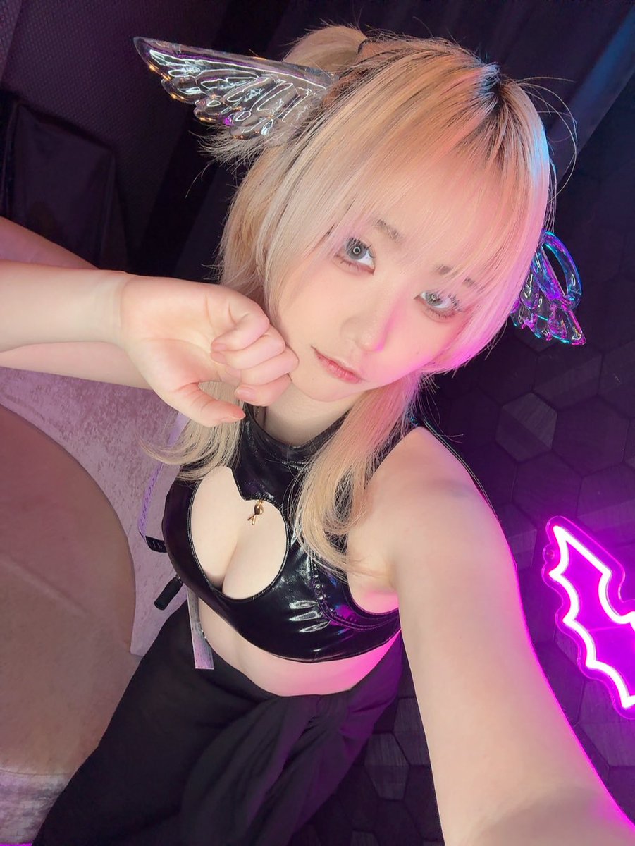 zerona_sl's tweet photo. しろなちゃんばーすでーにだ🤩 https://t.co/ymvuRbVp7t